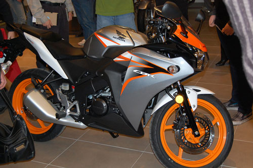 Honda CBR 125R/2011/121010-2011-honda-cbr125-2.jpg